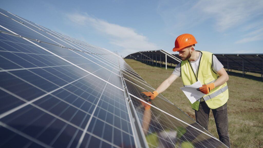 La irradiancia es la cantidad de radiación solar que llega a una superficie en un momento determinado. Se mide en vatios por metro cuadrado (W/m²), y representa la “materia prima” que alimenta a los paneles solares para generar electricidad.