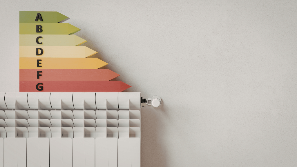 Etiqueta energética de colores junto a elementos del hogar que representan el consumo y la eficiencia.