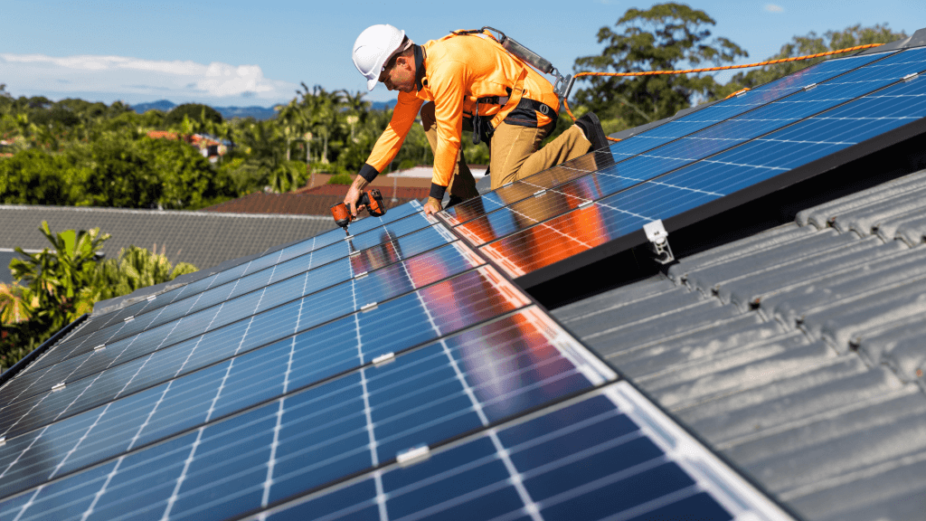 ¿Qué ocurre desde que el sol incide en el panel solar hasta que enciendes la luz en casa?